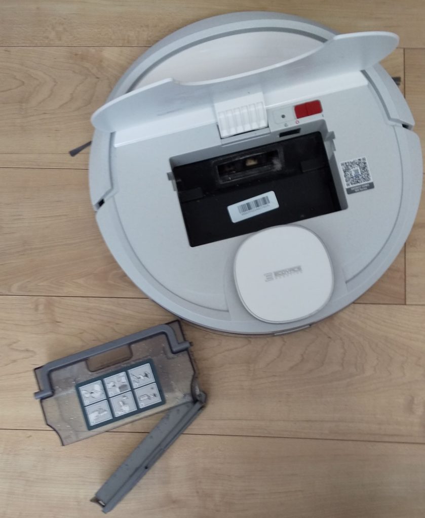 ロボット掃除機DEEBOTはたまったゴミを簡単に捨てれる。